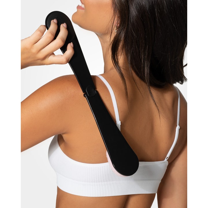 Loving Tan Easy To Reach Back Applicator Black 1 st applicator för självbrunare som smidigt når ryggen med en rosa dyna.