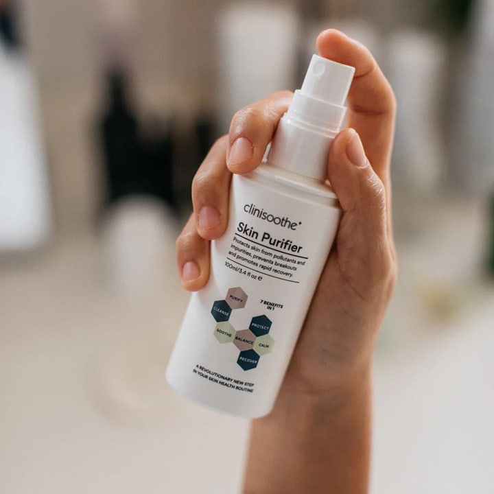 Clinisoothe Skin Purifier Spray 100 ml ansiktsvatten spray för känslig hud i vit flaska som hålls i en hand.
