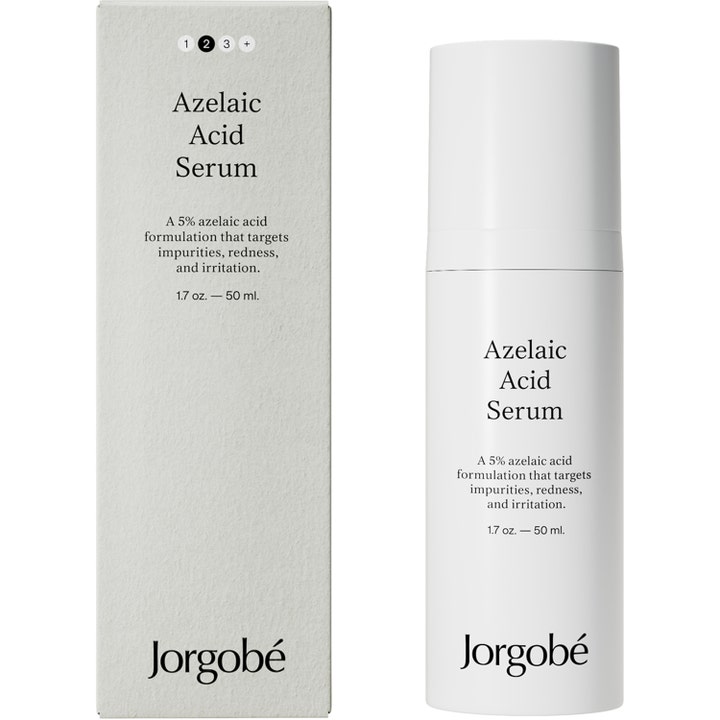 Jorgobé Azelaic Acid Serum 50 ml azelainsyra hudvård i vit pumpflaska och ask som minskar rodnad i ansiktet.