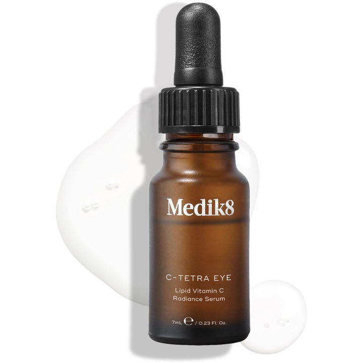 Medik8 C-Tetra Eye 7 ml c vitamin anti aging ögon serum i bärnstensfärgad glasflaska med pipett och textur.