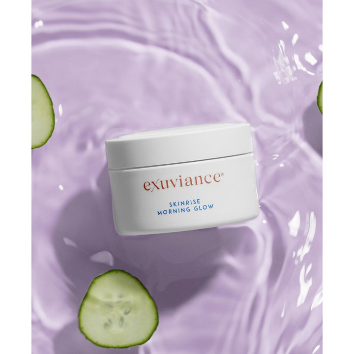 Exuviance SkinRise Morning Glow 36 st lystergivande pads i vit burk som flyter på lila vatten med gurka