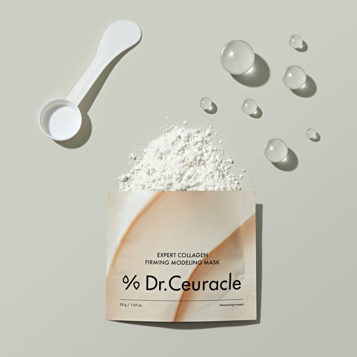 Dr. Ceuracle Expert Collagen Firming Modeling Mask 30 g ansiktsmask ger fasthet med vitt pulver och vit doseringssked.