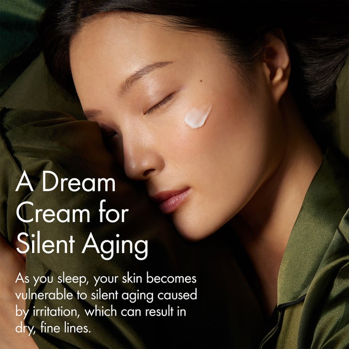 Origins Dr. Weil Mega Mushroom Overnight Recovery Cream 50 ml nattkräm motverkar ålderstecken på sovande kvinna.