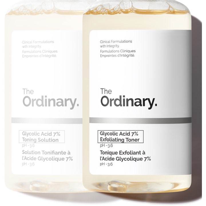 The Ordinary Glycolic Acid 7% Exfoliating Toner 240 ml kemisk peeling ansikte i flaska med ljusgul vätska.