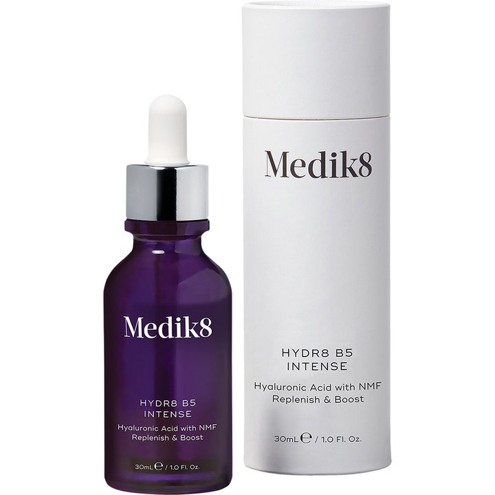 Medik8 Hydr8 B5 Intense 30 ml högkoncentrerat återfuktande serum i lila glasflaska och vit cylinderförpackning
