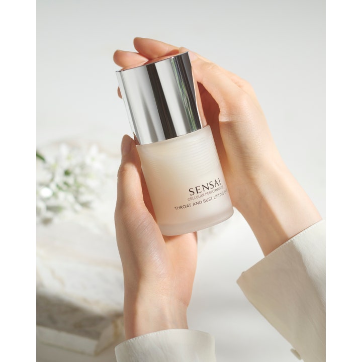 Sensai Cellular Performance Throat And Bust Lifting Effect 100 ml anti-aging halskräm i frostat glas som hålls i händerna