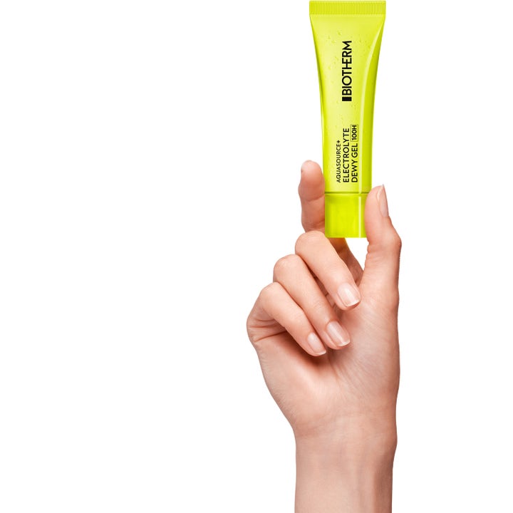 Biotherm Aquasource+ Electrolyte Dewy Gel 100H 30 ml återfuktande dagkräm i neongul tub som hålls av en hand.
