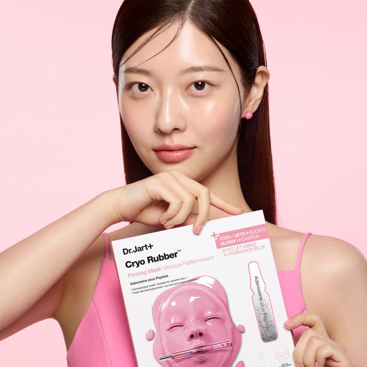 Dr.Jart+ Cryo Rubber Firming Mask 36 g lyftande ansiktsmask med peptider som ger lyster i händerna på kvinna i rosa