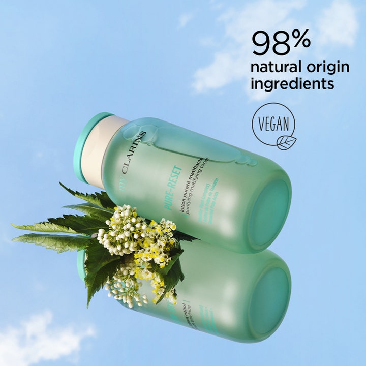 Clarins MyPure-Reset Purifying Matifying Toner 200 ml matifierande ansiktsvatten vid vita blommor mot en speglad blå himmel.