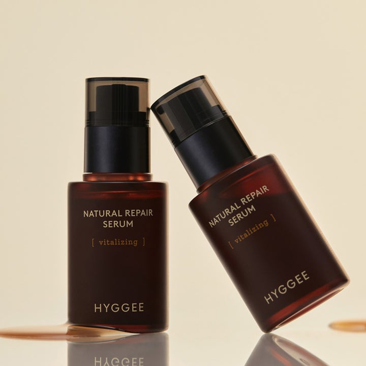 Hyggee Natural Repair Serum 30 ml vitaliserande hyggee serum i bruna glasflaskor med pump och snygga speglingar.