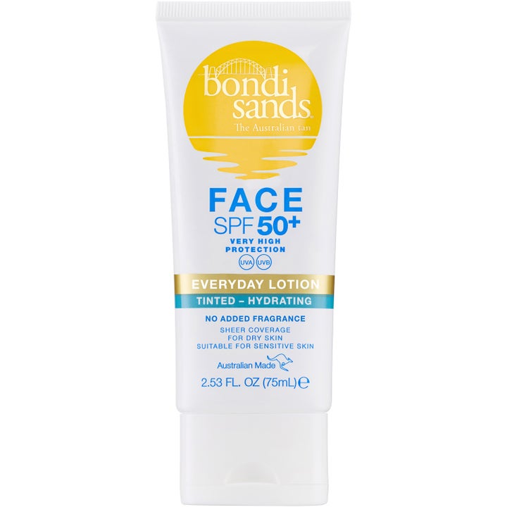 Bondi Sands Face SPF 50 Everyday Lotion Tinted 75ml återfuktande ansiktssolkräm i vit tub med gul logotyp