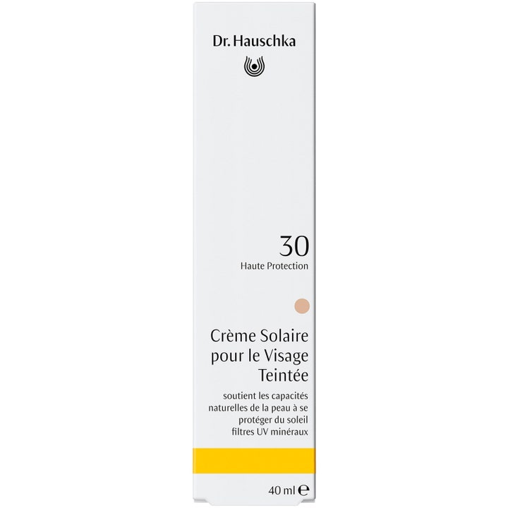 Dr. Hauschka Tinted Face Sun Cream SPF30 40 ml tonad dagkräm i vit ytterförpackning ger solskydd ansikte med färg