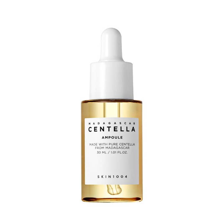 SKIN1004 Madagascar Centella Ampoule 30 ml lugnande hudvård i glasflaska med bärnstensfärgad vätska och vit pipett