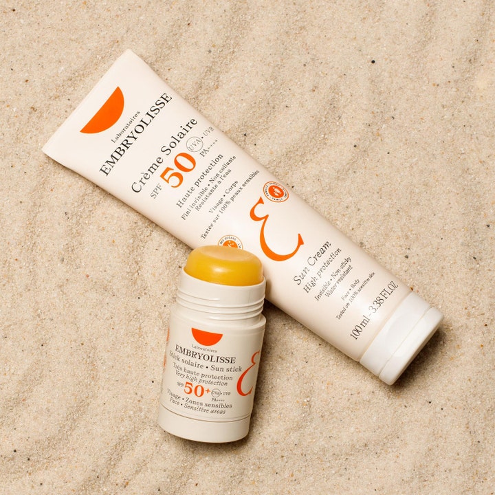 Embryolisse Sun Stick 15 g och solkräm i tub ger högt solskydd på en sandstrand