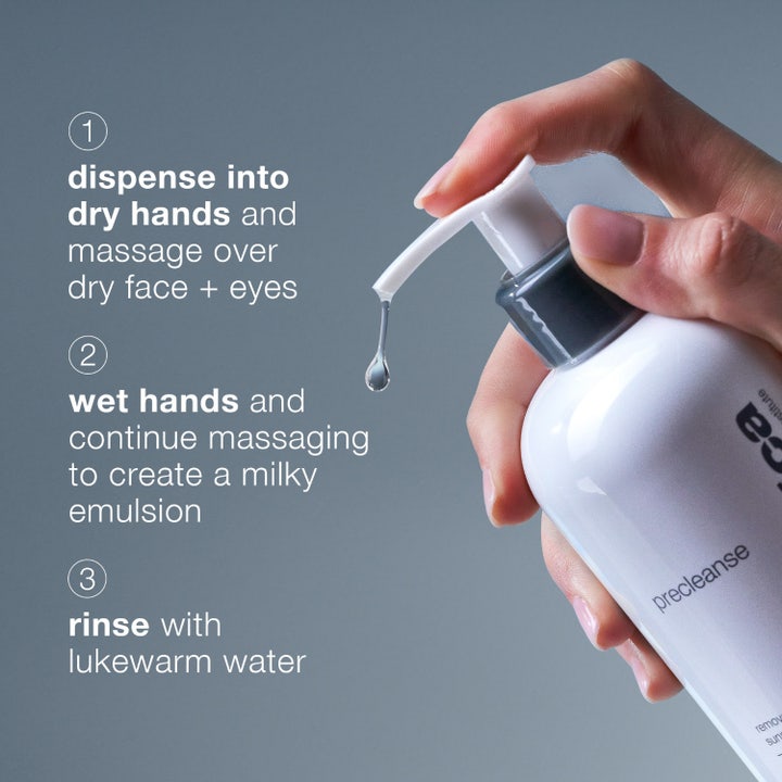 Dermalogica PreCleanse 295 ml ansiktsrengöring löser upp vattenfast smink i vit pumpflaska med vattendroppar.