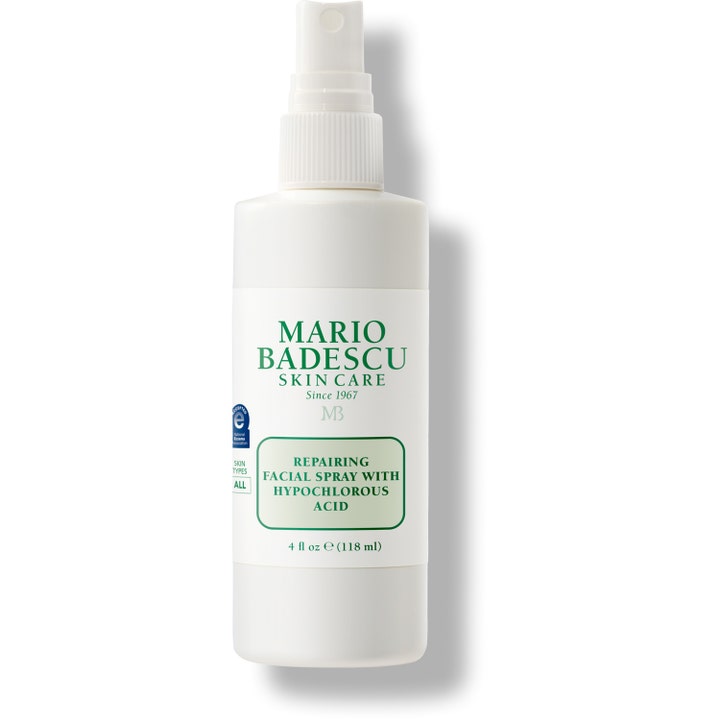 Mario Badescu Repairing Facial Spray 118 ml lugnande hypoklorsyra hudvård i vit sprayflaska med grön text