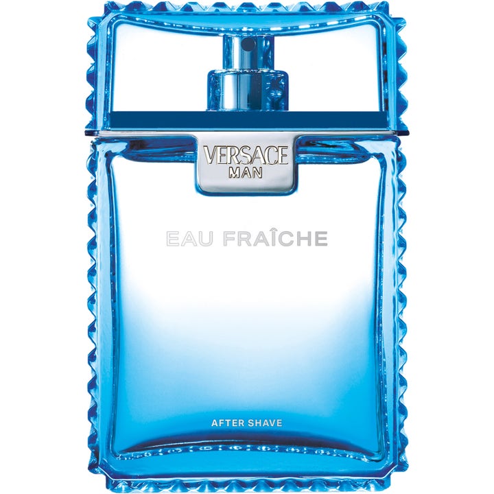 Versace Man Eau Fraîche after shave är en fräsch herrparfym i en karakteristisk ljusblå räfflad glasflaska med silver.