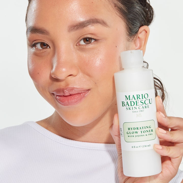 Mario Badescu Hydrating Glow Toner 236 ml återfuktande toner ger lyster och visas bredvid en kvinnas ansikte
