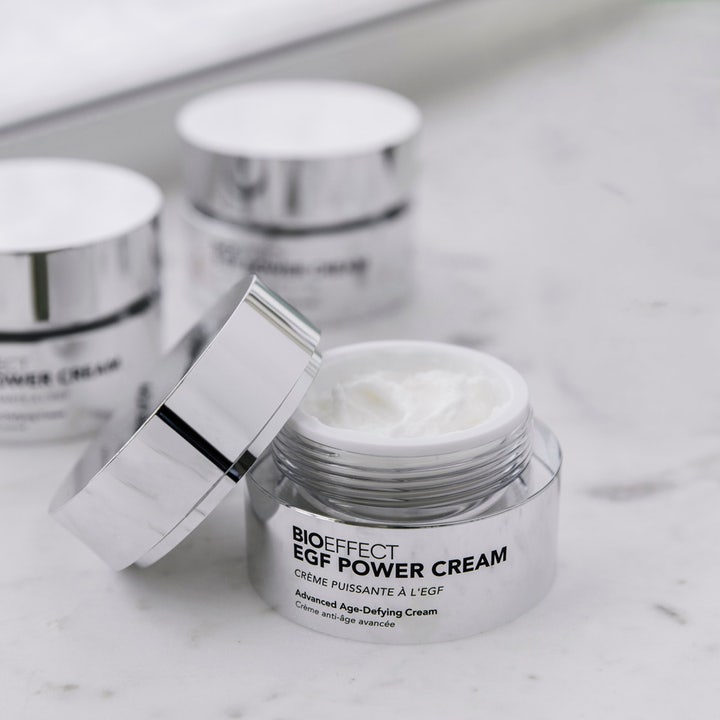 Bioeffect EGF Power Cream 50 ml åldersbekämpande EGF ansiktskräm i öppen silverburk med fyllig vit textur på marmor