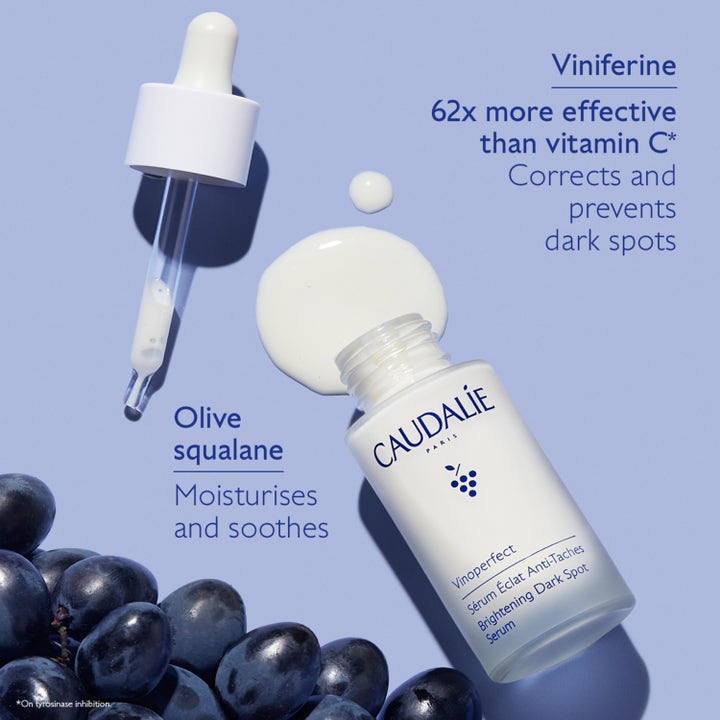Caudalie Vinoperfect Radiance Serum 30 ml anti pigmentering med viniferine, vit krämig textur och vindruvor.