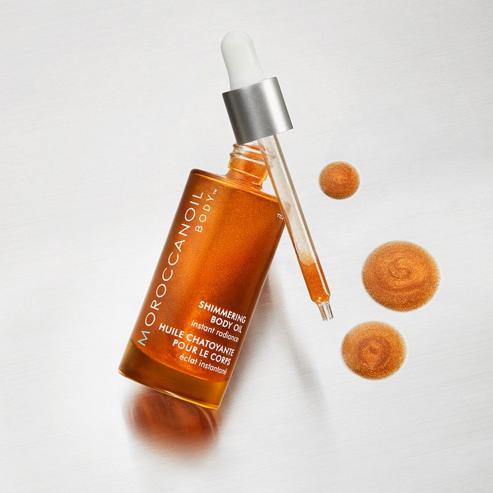 Moroccanoil Shimmering Body Oil 50 ml fuktgivande skimrande olja i glasflaska med pipett och guldglimrande droppar.