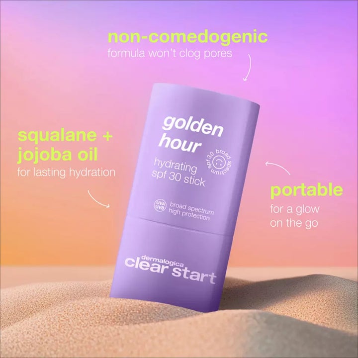 Dermalogica Golden Hour Hydrating SPF30 Stick 20 ml solkräm för ansiktet i lila hylsa på sand som ger fukt och glow.