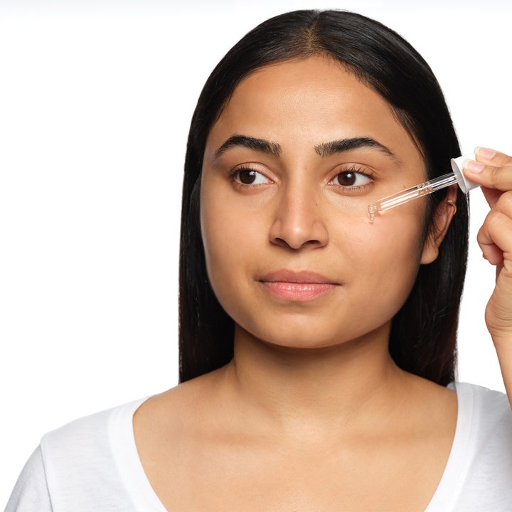 The Ordinary Hyaluronic Acid 2% + B5 30 ml hyaluronsyra återfuktande serum som appliceras på ansiktet med en glaspipett