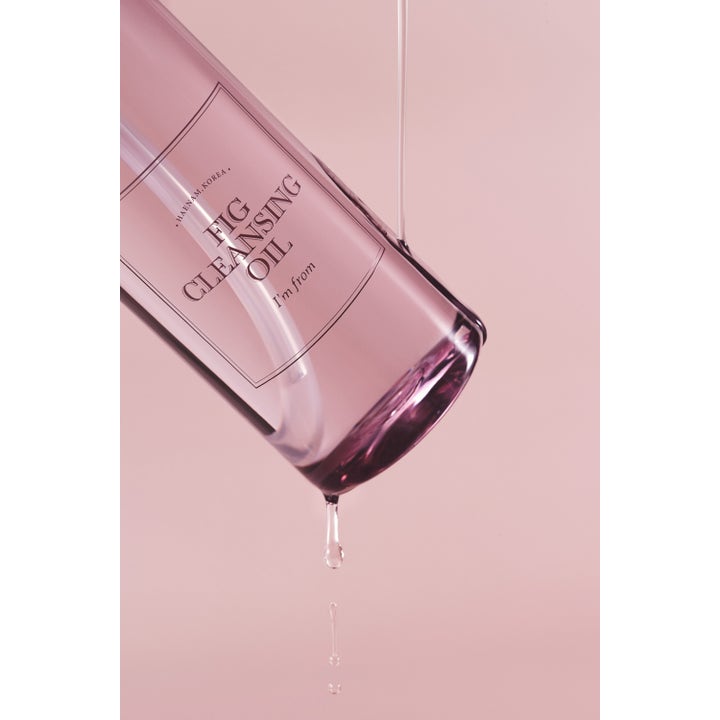I'm from Fig Cleansing Oil 200 ml ansiktsrengöring i klar flaska med rosa olja och droppar mot rosa bakgrund