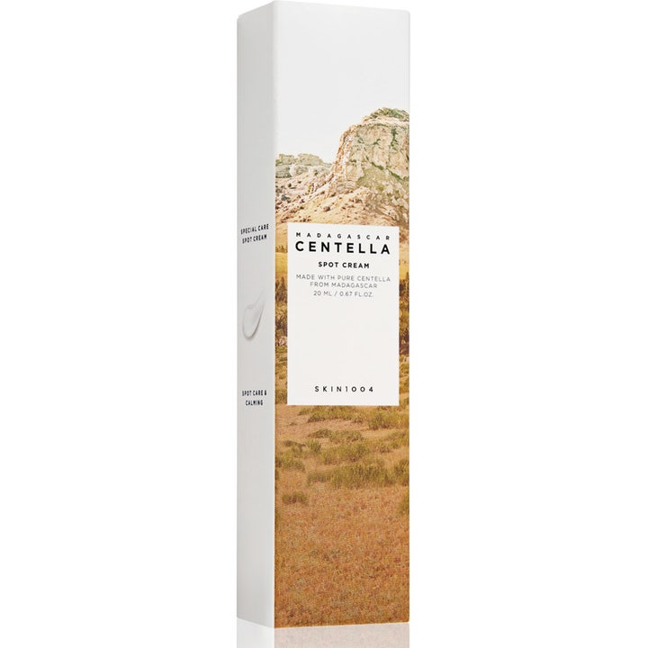 SKIN1004 Madagascar Centella Spot Cream 20 ml lugnande centella cica spot cream i vit ytterkartong med naturmotiv