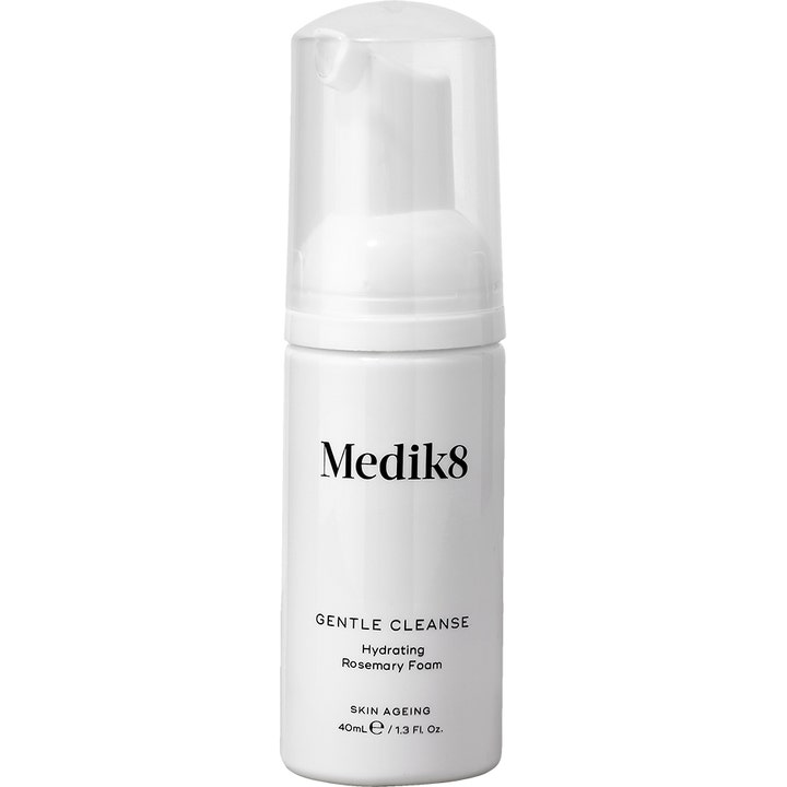 Medik8 Gentle Cleanse 40 ml återfuktande ansiktsrengöring i vit pumpflaska med genomskinligt lock