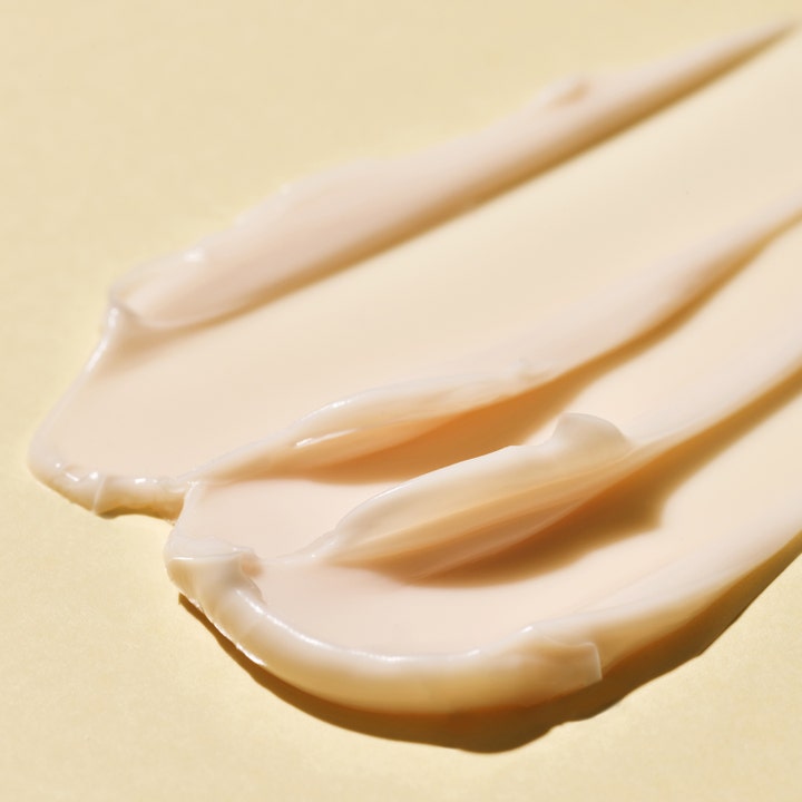 Dr.Jart+ Ceramidin Ectoin-Infused Cream 50 ml barriärstärkande kräm för mycket torr hud med fyllig persikofärgad textur.