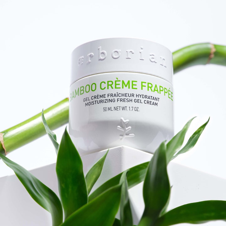 Erborian Bamboo Crème Frappée 50 ml återfuktande bamboo gelkräm i vit burk omgiven av gröna bambublad