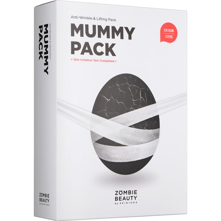 Skin1004 Zombie Beauty Mummy Pack anti-age lyftmask i vit box med ett svart sprucket ägg lindat i vita bandage.