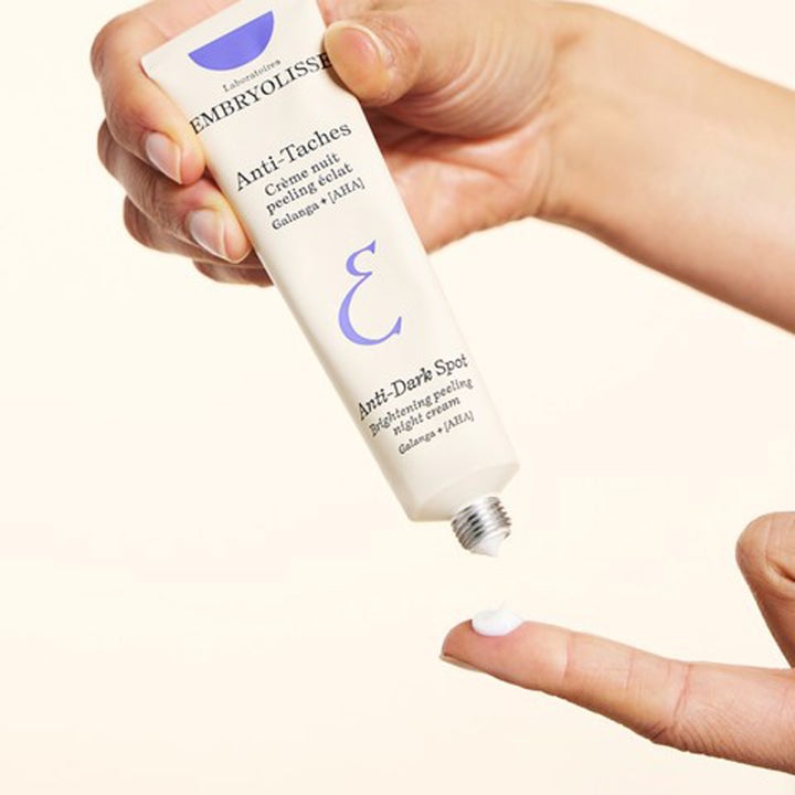 Embryolisse Brightening Dark Spot Night Peeling 40 ml nattkräm med AHA i vit tub med kräm på fingret mot pigmentfläckar