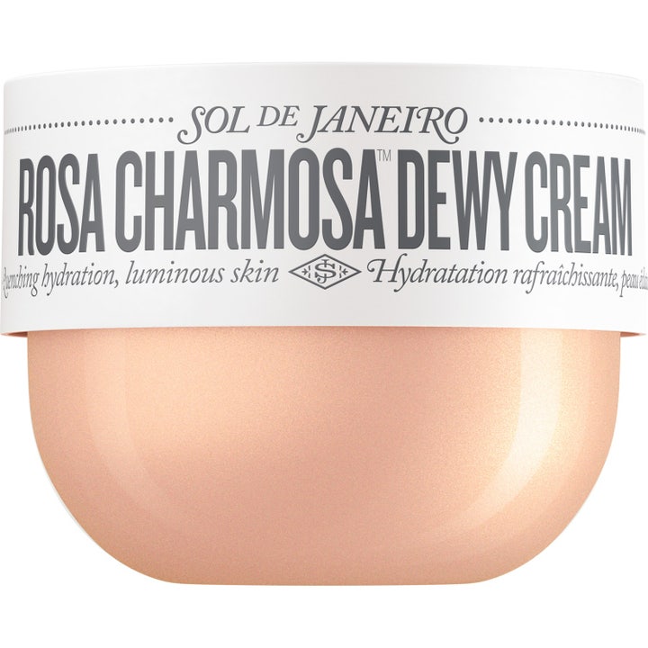 Sol de Janeiro Rosa Charmosa Dewy Cream återfuktande kroppskräm som ger lyster i en skimrande persikorosa burk.