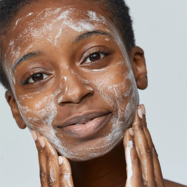 Dermalogica Special Cleansing Gel 500 ml ansiktsrengöring som ger ett vitt lödder vid applicering på huden