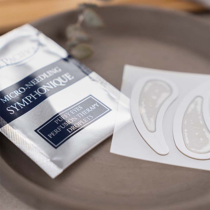 Beauté Pacifique Symphonique Microneedling Eye Patches 1 st ögonmasker mot påsar i silverförpackning och vita ark.