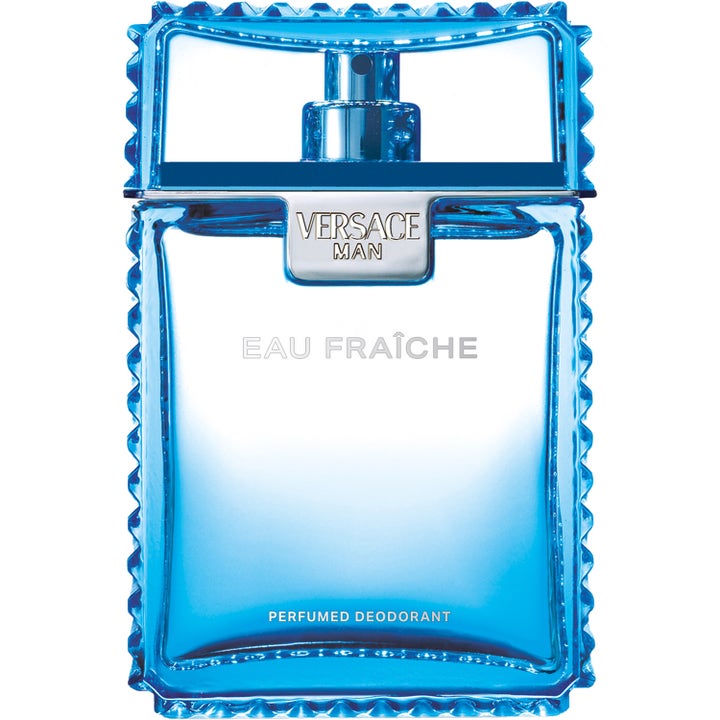Versace Man Eau Fraîche deospray ger en fräsch herrparfym aquatisk känsla i en ljusblå flaska med räfflade kanter