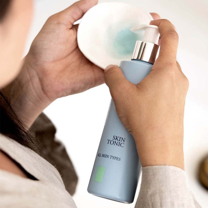Beauté Pacifique Skin Tonic 200 ml lugnande skin tonic pumpas ut i handflatan i en lifestyle-miljö