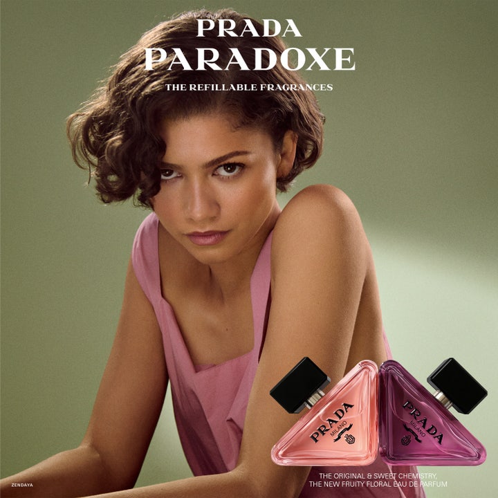Prada Paradoxe Eau de Parfum 50 ml blommig parfym i ikonisk trekantig glasflaska bredvid rosa förpackning