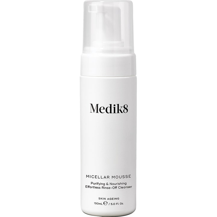 Medik8 Micellar Mousse 150ml ansiktsrengöring anti-aging ger näring i vit pumpflaska med genomskinligt plastlock.
