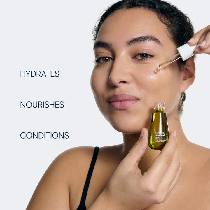 Elemis Superfood Facial Oil 15 ml naturlig ansiktsolja för glöd som droppas på huden från en grön glasflaska