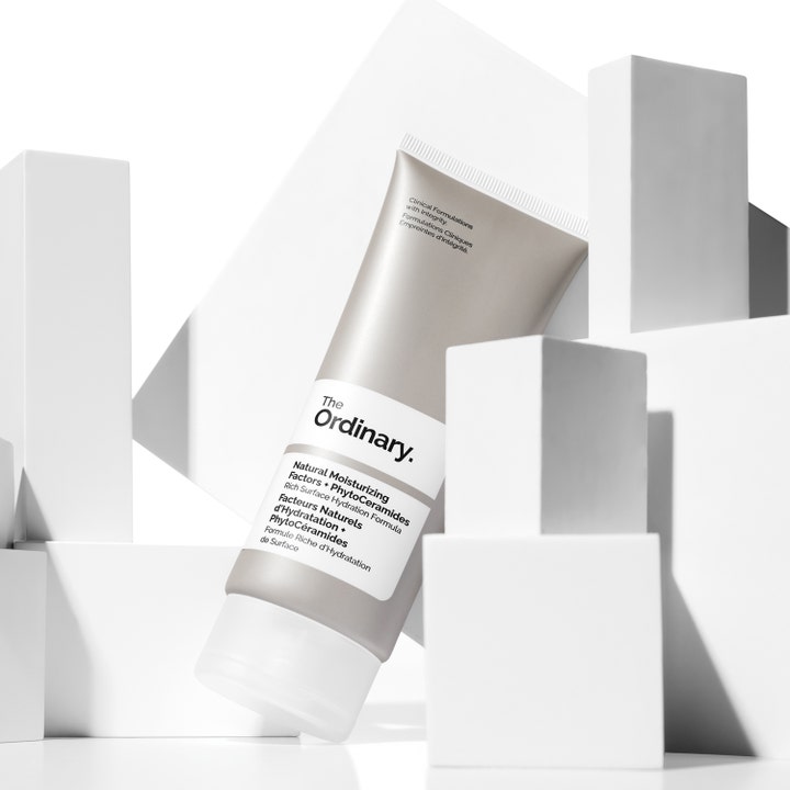 The Ordinary Natural Moisturizing Factors + Phytoceramides 30 ml återfuktande ansiktskräm i beige tub mot vita kuber.
