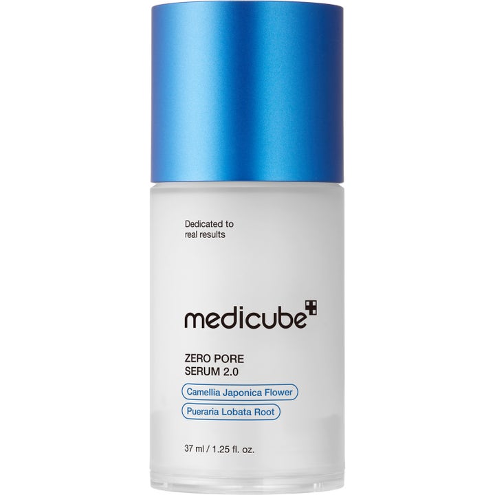 Medicube Zero Pore Serum 2.0 37 ml porsammandragande serum i vit frostad flaska med ett blått metalliskt lock.