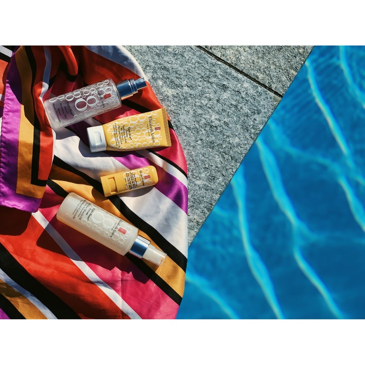 Elizabeth Arden Eight Hour Cream Sun Defense For Face SPF50 50 ml ansiktskräm med spf 50 på en scarf vid en pool.