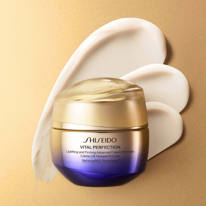 Shiseido Vital Perfection Advanced Cream Enriched 50 ml anti-aging kräm i guld- och lila burk med krämiga svep