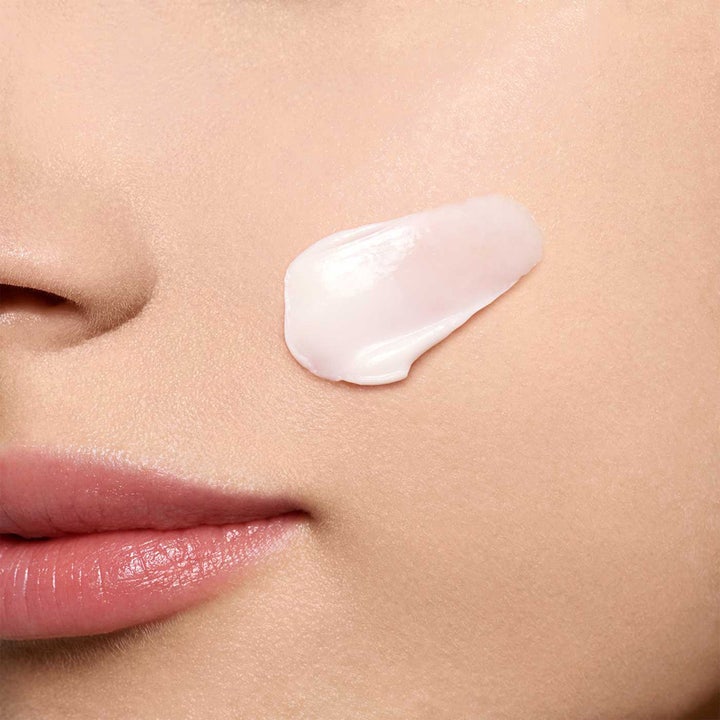 Clarins Super Restorative Day Cream 50 ml näringsrik dagkräm med anti-aging effekt och krämig textur på kinden