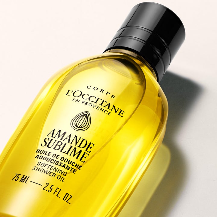 L'Occitane en Provence Almond Shower Oil 75 ml mjukgörande duscholja i klar flaska med gyllene olja och svart lock.