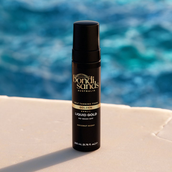 Bondi Sands Liquid Gold Self Tanning Foam 200 ml australisk brun utan sol mousse vid en pool som ger lyster
