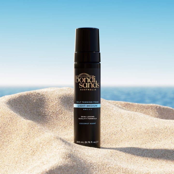 Bondi Sands Self Tanning Foam Light Medium 200 ml brun utan sol mousse australisk i svart flaska på sandstrand